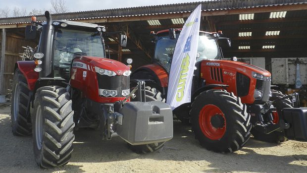 Les deux tracteurs de la cuma de Montvendre