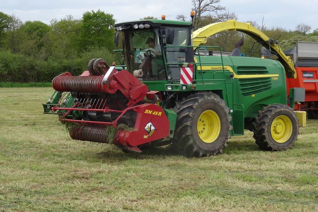 Ensileuse à l'herbe en position de transport