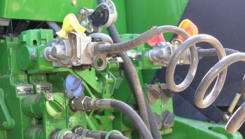 Freinage tracteur, simple, double ligne, pneumatique, hydraulique : comment s’y retrouver avec la nouvelle réglementation ?