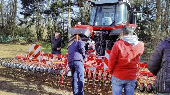 Désherbage mécanique : un outil innovant avec tracteur et chauffeur