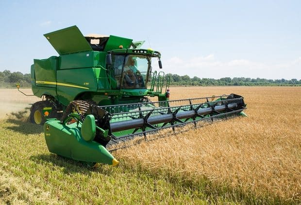 La gamme des moissonneuses-batteuses John Deere s'améliore, couple flexdraper