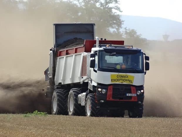 épandage de compost avec l'Agro-Tract 6x6 de BullTech System