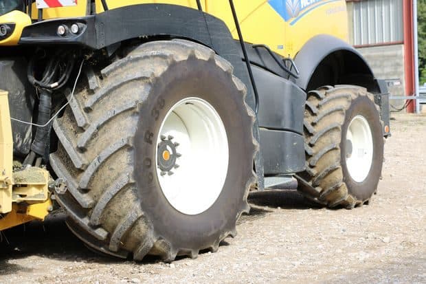 New Holland FR 480 : une bonne maniabilité avec une bonne largeur sur route