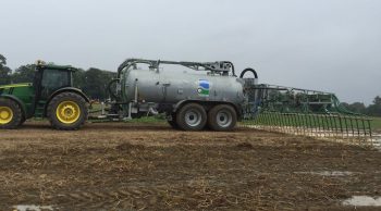 La rampe à pendillards arrive à Saint-Igneuc portée par une tonne de 21 m3