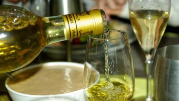 Une barrique tout en cristal remplie de Sauternes, pièce unique au monde