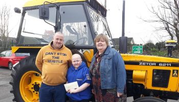 Brandon et son tracteur jaune, un exemple de courage