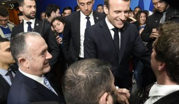 Au salon de l’Agriculture, Macron renoue avec le bain de foule et promet de « ne rien lâcher »