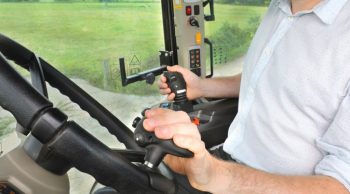 MX Tract-Pilot: la conduite du couple tracteur/chargeur du bout des doigts