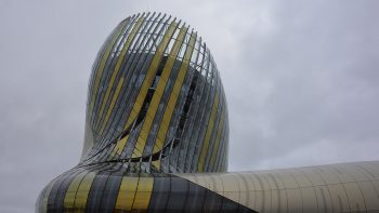 Vin, verre et design : la Cité du Vin à Bordeaux célèbre le flacon