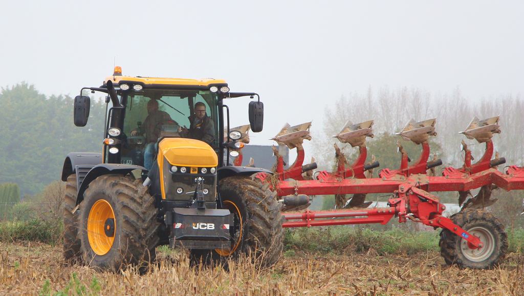 Essai JCB Fastrac 4220 : comme dans un salon ! - Entraid