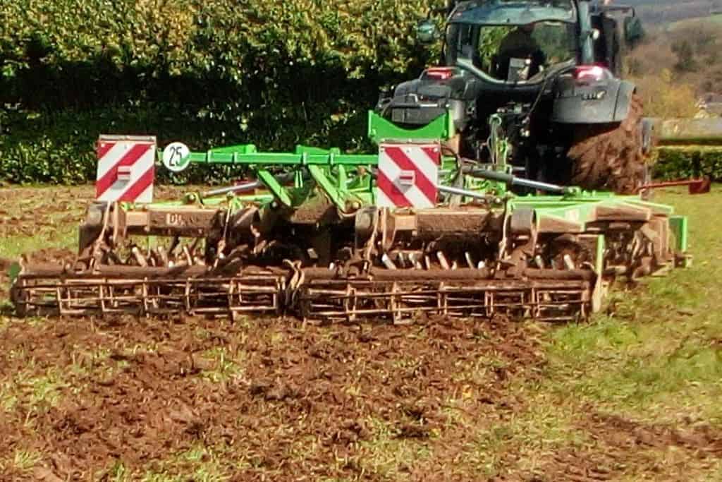 Compil (Duro) en chantier de destruction de prairie