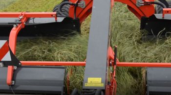 A Saint M’Hervé, on se regroupe autour de l’andaineur à tapis