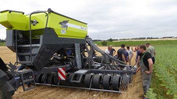 Premiers pas du semoir Sky Easydrill HD Pro près de Niort