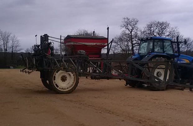 Un châssis de pulvérisateur associé à un semoir.