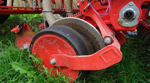 L'un des semoirs de semis direct de la cuma du Naucellois en Aveyron.