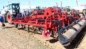 Un cultivateur lourd semi-porté chez Devrand