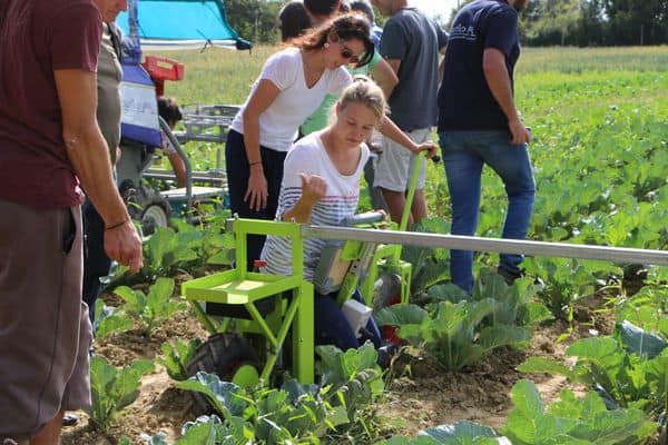 maraîchage : les participants à la démo étaient invités à tester les matériels