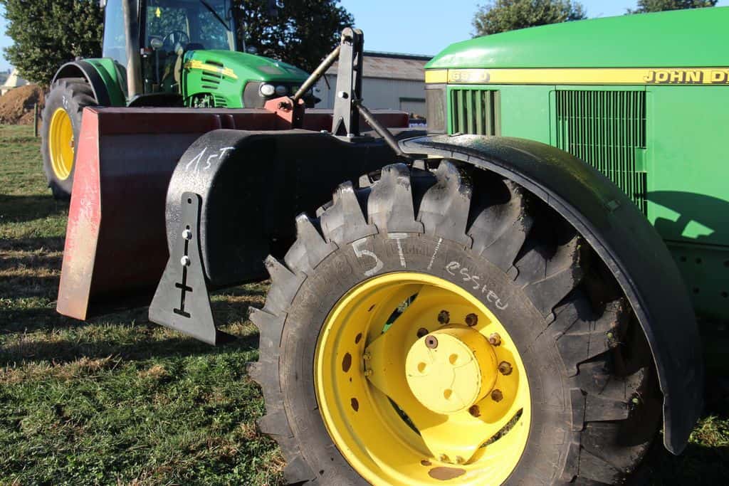 tracteur équipé pour tasser un silo de maïs