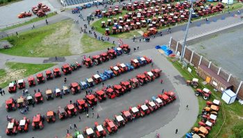 237 tracteurs de la même marque au même endroit!