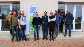 Une cabine automatisée de lavage du matériel agricole