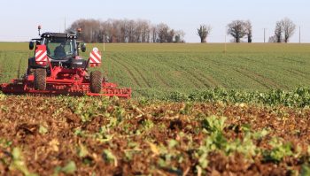 Quel est le bon outil pour détruire un couvert végétal en sol humide ?