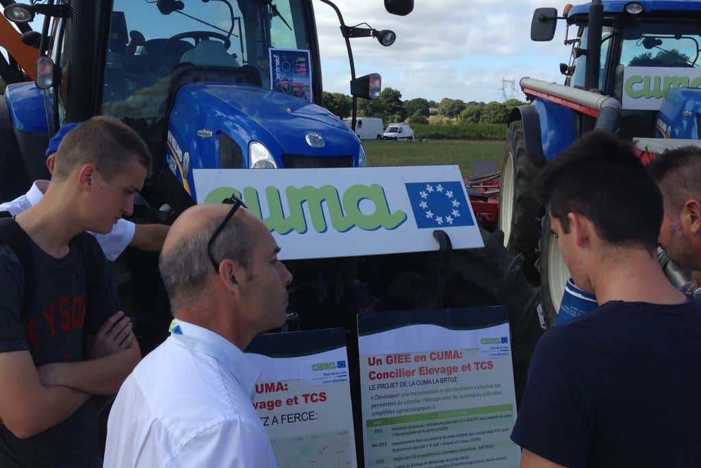 Intervention de l'agriculteur auprès d'étudiants devant un matériel