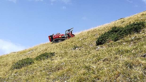 Friches agricoles, robot-broyeur à la cuma de Fos.