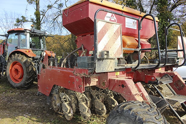 Semis direct, semoir Séméato de la cuma d'Antin dans le Gers.