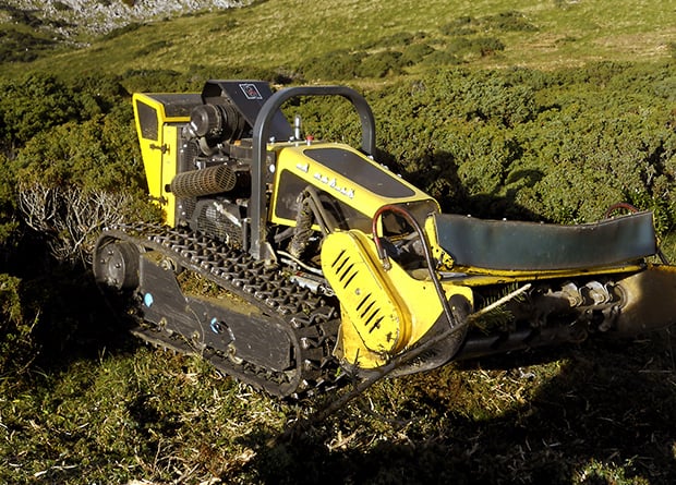 Friches agricoles, robot-broyeur de la cuma de Fos.