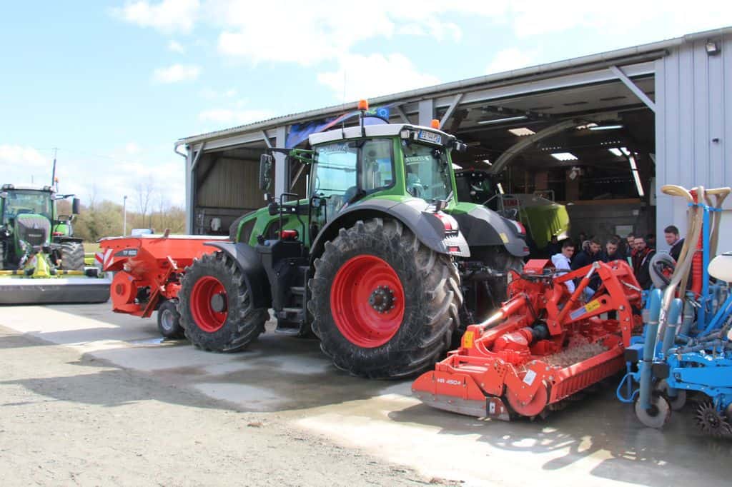 Combiné de semis attelé sur un tracteur Fendt