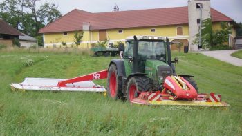 Une faucheuse conditionneuse portée de 4m