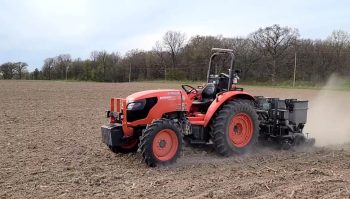 Pas de chauffeur sur ce tracteur en plein semis