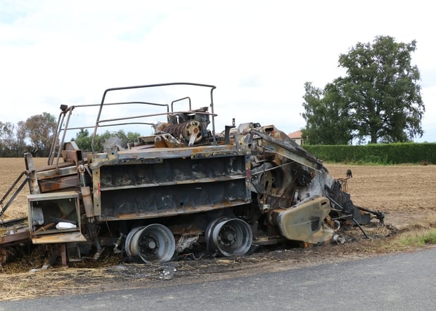 feux de champs, moissonneuse après l'incendie