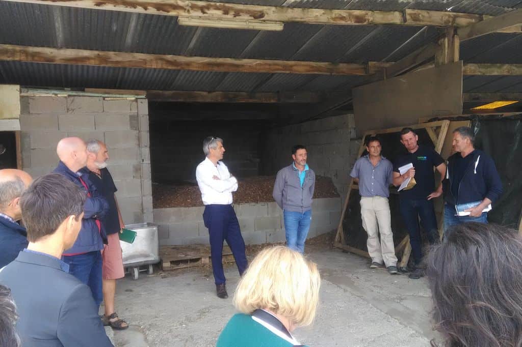 Visite officielle dans une ferme chauffée au bois plaquette