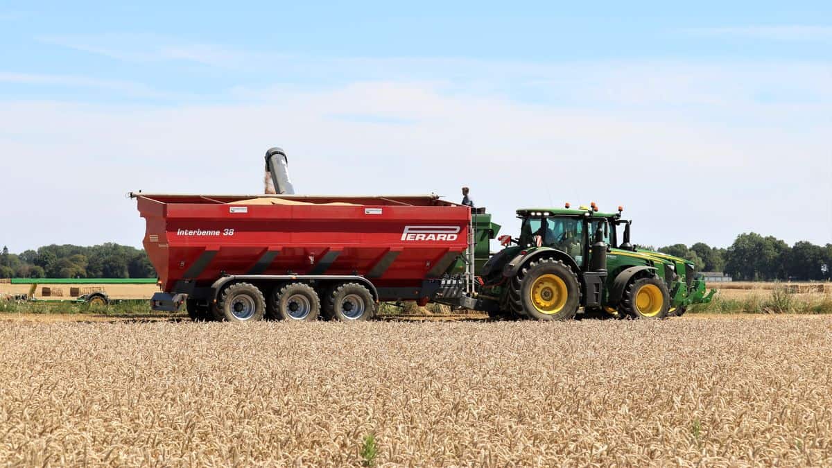 John Deere 530 Tracteur à l'échelle 1:64 avec camion et remorque Ford