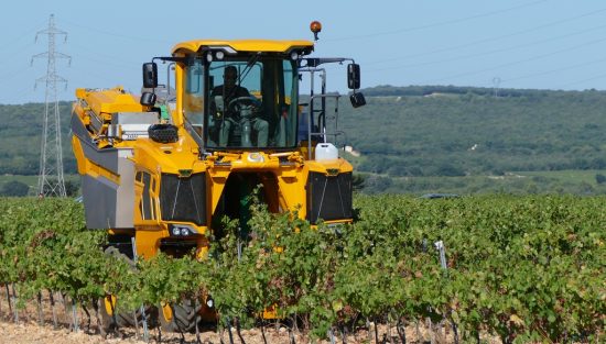 Une Machine Vendanger Compacte Chez Gr goire Entraid une-machine-vendanger-compacte-chez-gr-goire-entraid