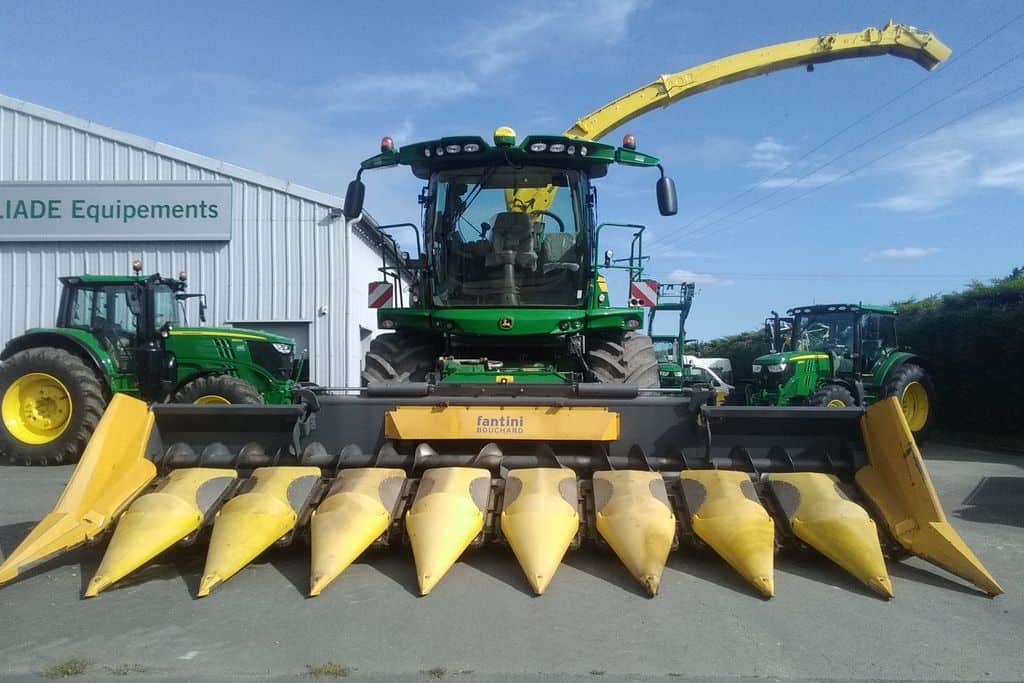 Le cueilleur 9 rangs de la cuma s'adapte sur la nouvelle ensileuse John Deere