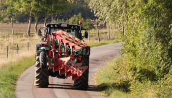 Charrue : comment ne pas piéger les automobilistes sur la route ?