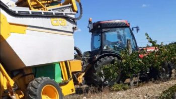 Dordogne: une machine à vendanger traînée à la cuma de la Forêt