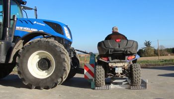 Un plateau pour emmener un quad sur le tracteur