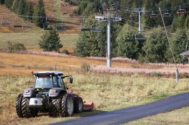 Entretien des pistes de la staion de ski des saisies, adhérente à la cuma du Beaufortain pour l'activité tracteur.