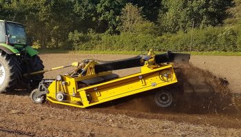 Tamiser le sol pour éliminer le chiendent