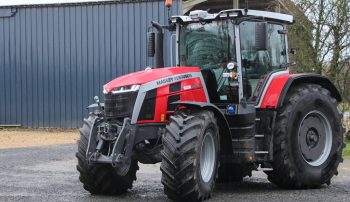 Le tracteur Massey Ferguson MF 8S sur le terrain