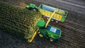 Laisser le volant du tracteur à l’ensileuse