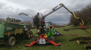 Mise en route du broyeur de branches pour la cuma de Saint Paul en Jarez