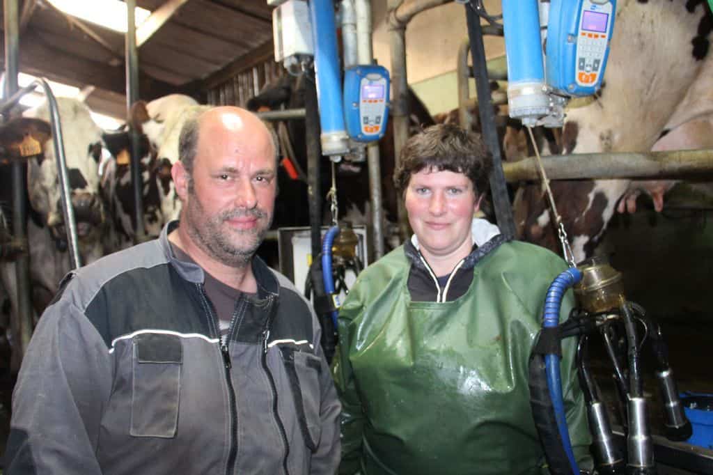 Sylvain et Estelle Quellier dans la salle de traite