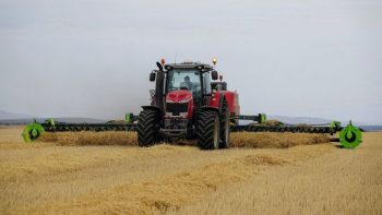 Stirmot: un andaineur entre la presse et le tracteur