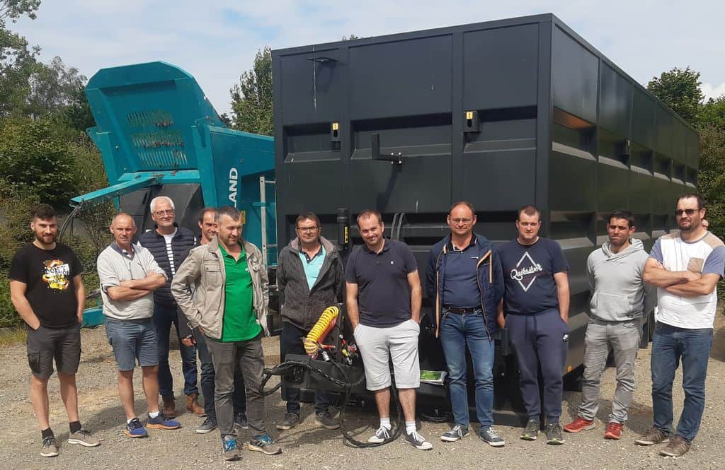 Groupe de cumistes avec le caisson tampon