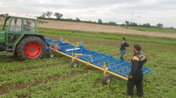 Haute-Loire: une herse étrille de 12m pour la cuma des Producteurs Bio