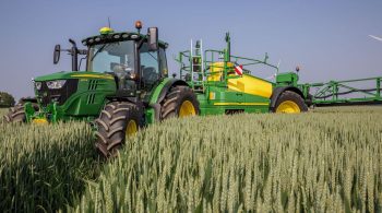 John Deere: un pulvérisateur trainé de 7.500l